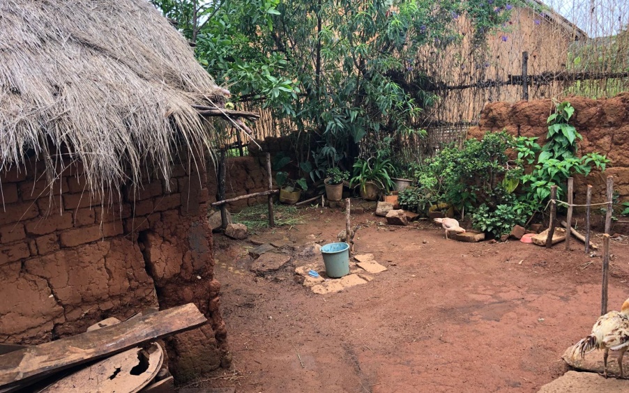 Pátio exterior de uma casa (Antanetibe 40 km a leste de Tananarive)