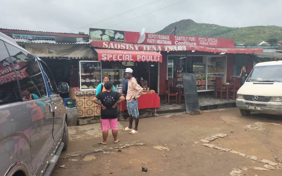 Tiendas en el pueblo de Ambanitsena