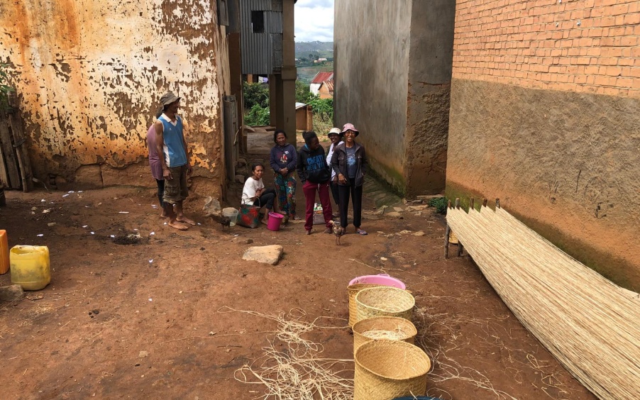 Plaza central del pueblo de Antanetibe / Trabajos de rafia